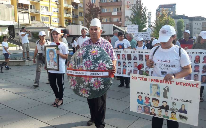 Memorijalni marš u Prištini: Učesnici nosili slike najmilijih koji su nestali